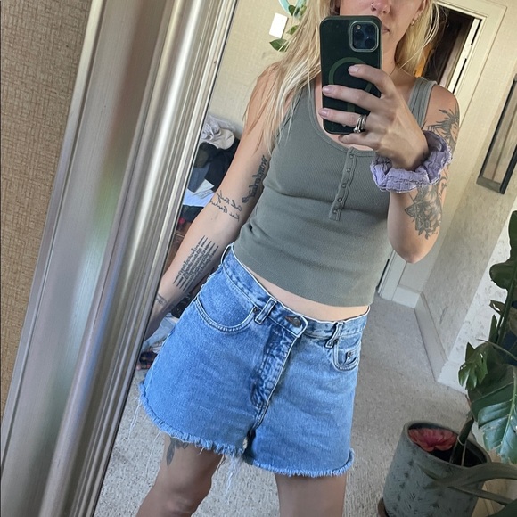 Bill Blass Vintage 90s Frayed Hem Jean Shorts - Picture 4 of 10